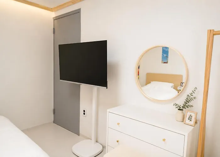 Villa K-drama Stay, 5-min Walk To Yeonsinnae Station, Gtx-a 5 Min To Station, Gyeongbokgung, Hongdae, 명동 & Bukhansan, Goyang Sports Complex, Sleeps 6